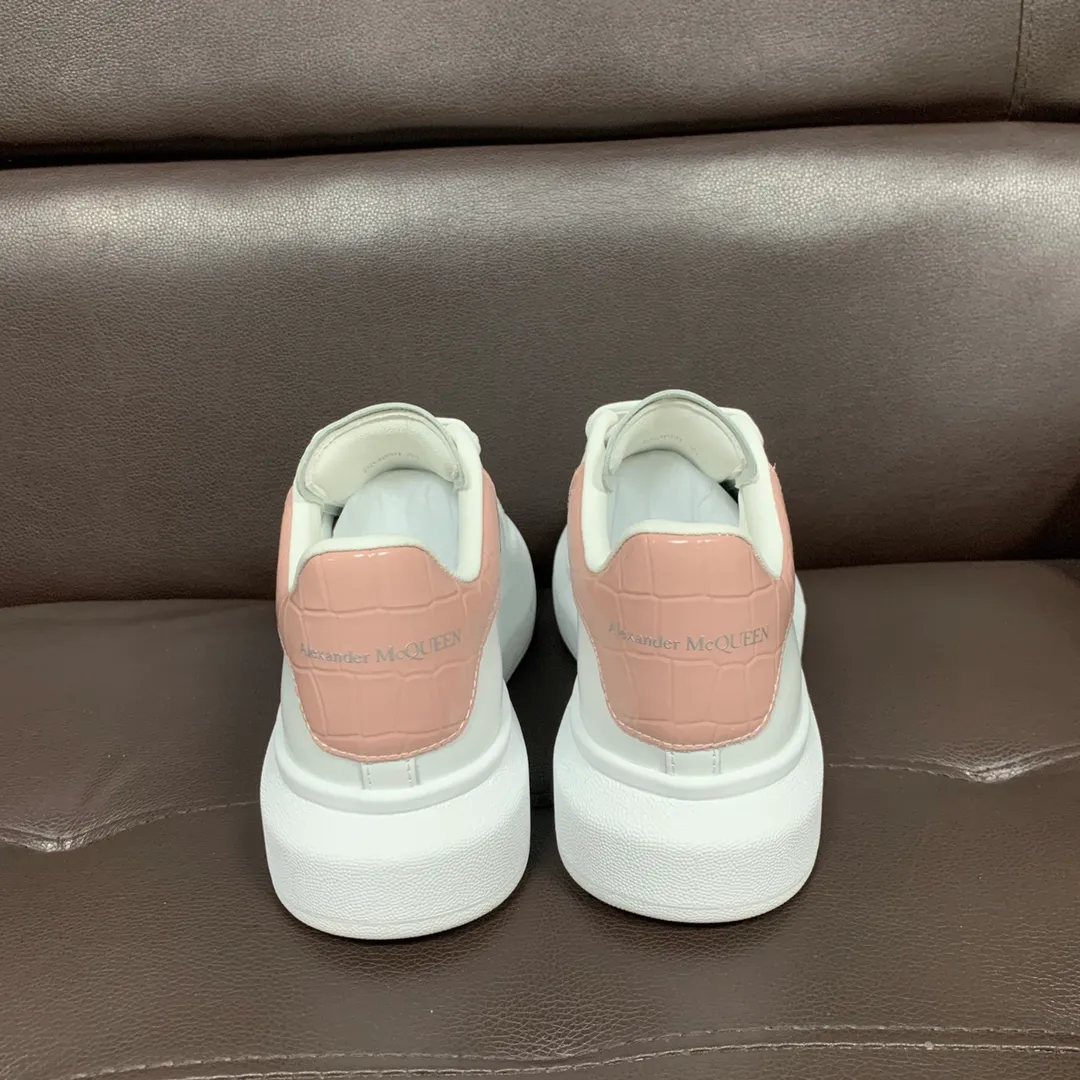 👟👟Ex-factory price 560👟👟 Professional McQueen factory. Top version. Couple style Alexander McQUEEN high version has been upgraded to the highest quality again✅ 💪McQueen Spring, Summer, Autumn and Winter top version Purchasing level✅ Recruiting national online and offline agents to join🤝 🏆Fabric: Original materials imported from Italy. Texture, water-resistant and non-discoloring 🏆Inner lining: ️A-grade Italian imported lining resistant to dirt, sweat-absorbent, breathable and comfortable 🏆Foot pads: top-grade imported Italian super-soft cowhide leather 🏆Outsole: PU+counter 1:1 🏆Shoe box: original white box. Plus white flip cover for double-layer protection. Cloth bag. Handbag. Certificate of 1:1 mold opening, 4-piece set. Delivered with a pair of shoelaces. 🖕🏿🖕🏿🖕🏿 You can choose any pair of shoelaces in any color of our factory 🏆Code number: women's 34-41. men's 38-46 🏆Special remarks (women's code 34.40.41, men's code 38.45.46 is customized, no returns or exchanges) Win-win cooperation 🤝